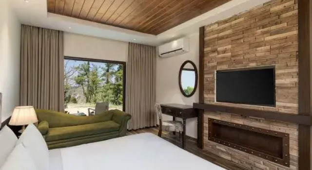 Люкс с видом на окрестности Koti Resort Shimla, a member of Radisson Individuals Retreats