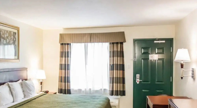 Двухместный номер Standard с балконом Econo Lodge Monticello