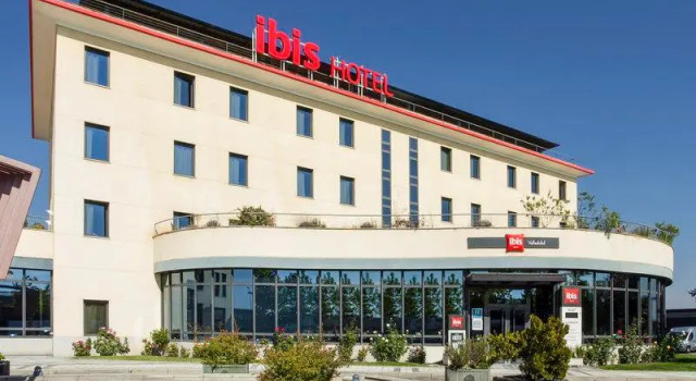 Кровать в общем номере Ibis Valladolid
