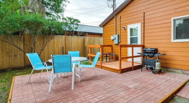 Коттедж Quaint Cody Cottage w/ Grill: Walk to Downtown!