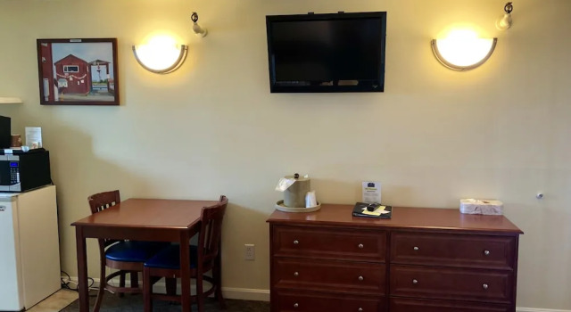 Четырёхместный номер Economy Atlantic Oceanfront Hotel, Wells Beach