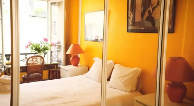 Cozy Yellow Nest - Pigalle Quarters & Sacré-cœur, Забронировать Отель Париж Иль-де-Франс, рядом с Гран Бульвар
