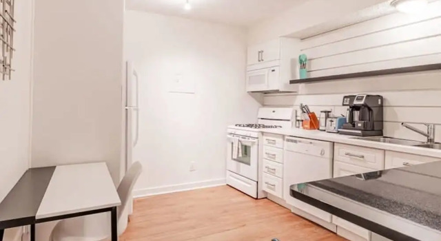 Апартаменты Chic 2BR Near Triangle With King Beds Fast Wifi