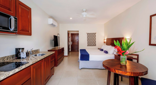 Полулюкс The Coast Beachfront Hotel