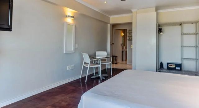 A Second Floor Studio With Sweeping Panoramic Views, Забронировать Отель Отели Cape Peninsula с бассейном, Бассейн