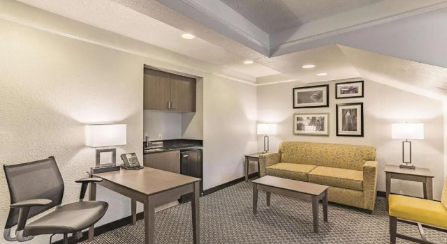 Двухместный люкс Deluxe La Quinta Inn & Suites by Wyndham Austin Near The Domain