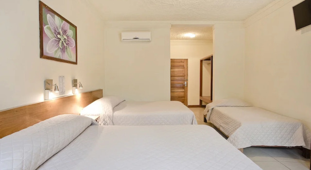 Шестиместный номер Standard с балконом Hotel Boyeros