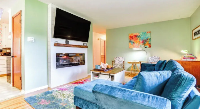 Family-friendly Cottage Grove Home w/ Fireplace!, Varaa Lomakoti Hotellit Minnesota pysäköinnillä, Pysäköinti