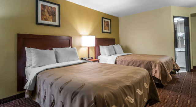 Четырёхместный номер Standard Quality Inn Colorado Springs South