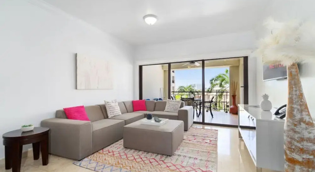 Beautiful 2BR Condo w Large Balcony in Palm Beach, Varaa Hotelli Hotellit Palm Beach. pysäköinnillä, Pysäköinti