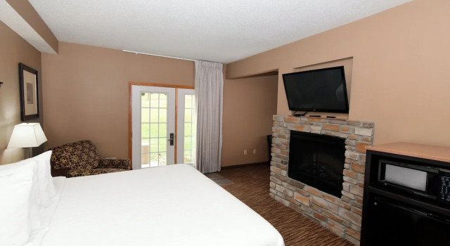 Двухместный люкс Cobblestone Inn & Suites - Denison | Majestic Hills