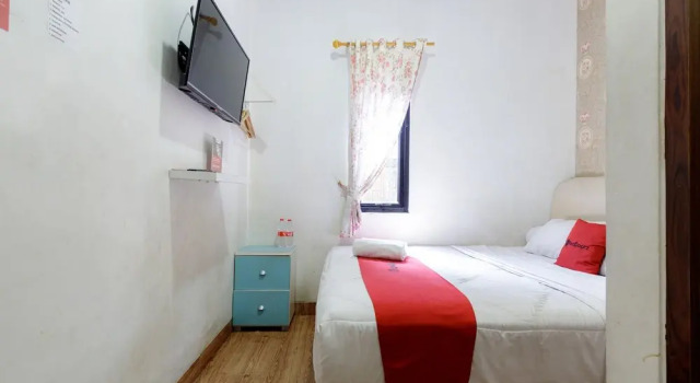 Standard room RedDoorz Plus near Trans Studio Cibubur 2