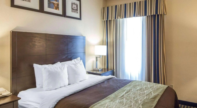 Holiday Inn Express Hotel & Suites Tulsa-Downtown Area, Varaa Hotelli Tulsa Oklahoma