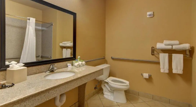 Четырёхместный номер Standard Holiday Inn Express Hotel and Suites Altus by IHG