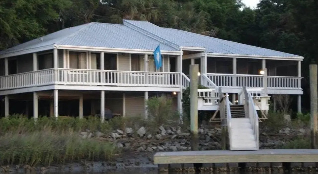 Коттедж с балконом Shrimpers Cove