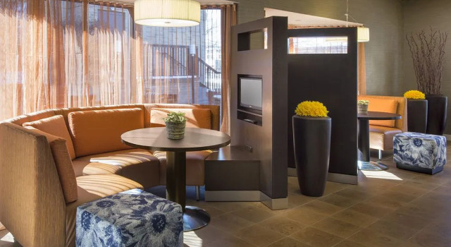 Courtyard Cleveland Beachwood, Забронировать Отель Отели Бичвуд с завтраком, рядом с Центр еврейского наследия имени Мальца, Завтраки