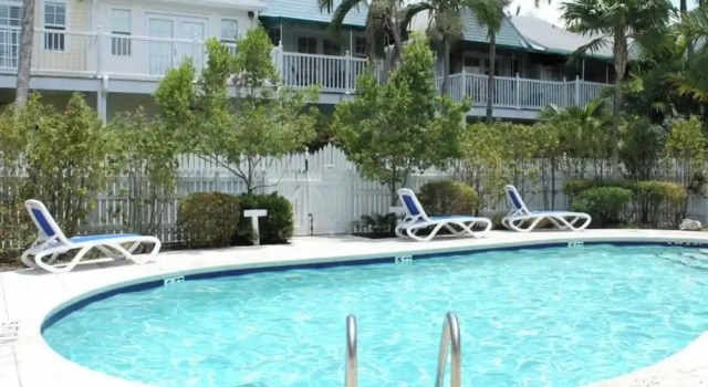 Коттедж с 2 комнатами с балконом Bahamian Reed by Avantstay Walk to Everything! w/ Community Pool Month Long Stays Only