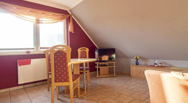 Ferienhaus Karola, Wohnung 2 - OG, Забронировать Отель Глове Рюген, рядом с Hauptstrand Glowe