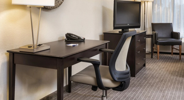 Четырёхместный люкс Holiday Inn Express Hotel & Suites Minneapolis - Minnetonka by IHG