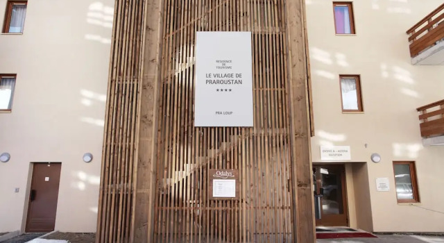 Odalys Residence le Village du Praroustan, Забронировать Отель Юверне-Фур Ubaye Valley, рядом с Гондольный подъемник Моланес