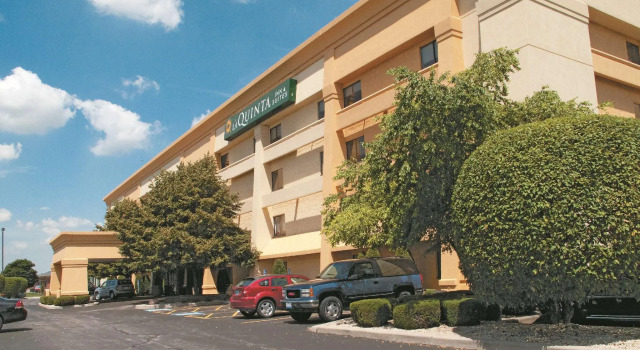 Кровать в общем номере La Quinta by Wyndham Chicago Tinley Park