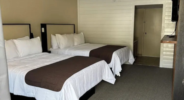 Четырёхместный номер Comfort с видом на реку Sleepy Bear Motel