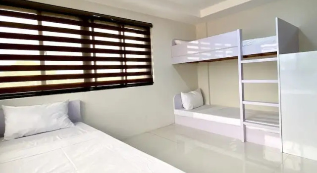 Кровать в общем номере Staycation Hotel
