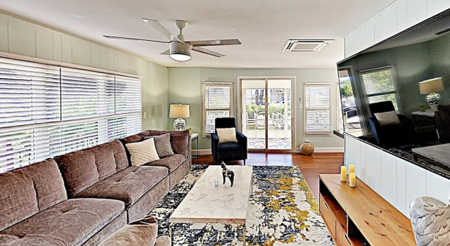 Canal-side W/ Private Dock, Boats & Bikes 2 Bedroom Duplex