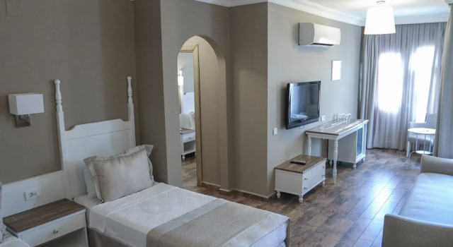Полулюкс с видом на бассейн Olbios Marina Resort Hotel