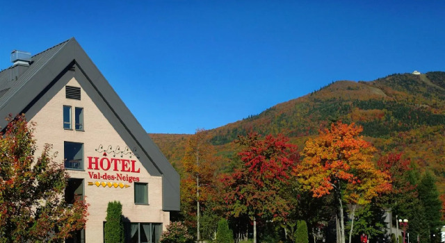 Le Céleste Condos Val des Neiges NOUVEAU, Book Hotel Hoteller i Beaupre med parkering, Parkering