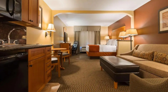 Люкс Best Western Plus Deer Park Hotel and Suites
