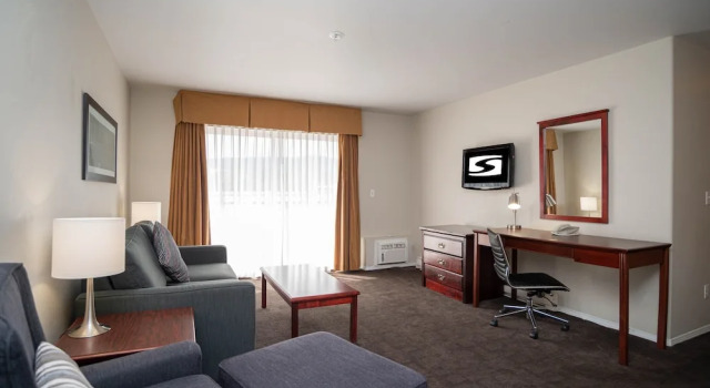 Двухместный люкс с балконом Sandman Hotel & Suites Williams Lake