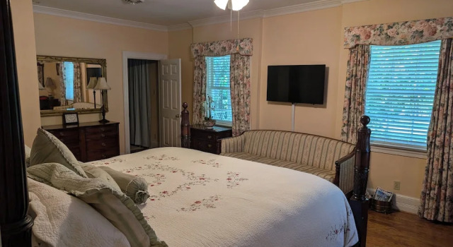Двухместный люкс Grand с 2 комнатами с балконом The Virginia Cliffe Inn