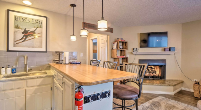 Walk to Lifts: Main Street Breck Condo w/ Mtn View, Забронировать Апартаменты/квартира Апартаменты Брекенридж, Апартаменты/квартира
