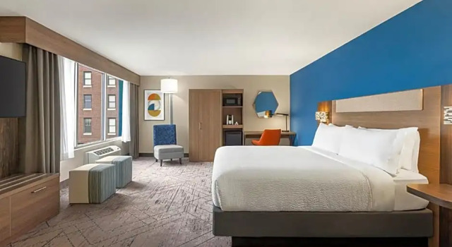 Двухместный люкс Holiday Inn Express & Suites Evansville Downtown