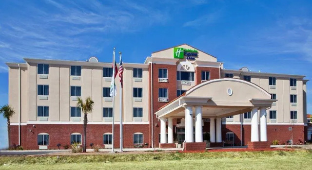 Кровать в общем номере Holiday Inn Express & Suites Moultrie by IHG