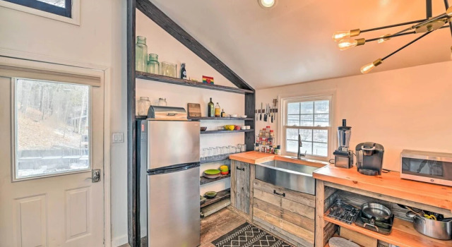 Апартаменты Chic Prattsville Studio w/ Private Hot Tub!