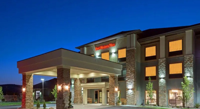 Кровать в общем номере Best Western Plus Dayton Hotel & Suites
