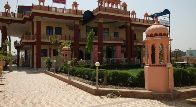 OYO Flagship 37189 Hotel Pink Haveli, Забронировать Отель Отели штата Раджастхана с парковкой, Парковка