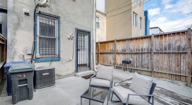 Centrally Located DC Row House Near Restaurants, Забронировать Дом для отпуска Виллы Вашингтона, рядом с Union Market, Вилла