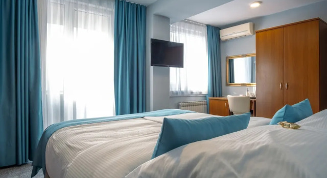 Четырёхместный семейный номер Standard с балконом и с видом на город Hotel Villa Harmony