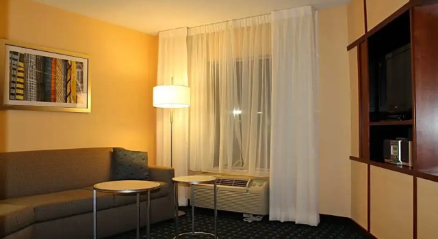 Четырёхместный люкс c 1 комнатой Fairfield by Marriott Frankfort