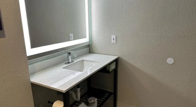 Номер Premier La Quinta Inn by Wyndham Huntsville Research Park