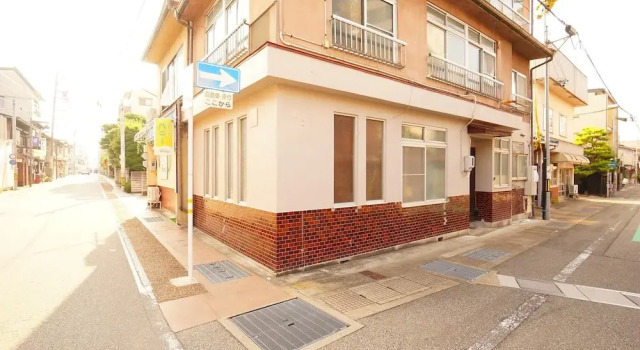 Super Tomato House Takayama, Забронировать Дом для отпуска Отели Такаяма с парковкой, рядом с Takayama Showa-kan Museum, Парковка