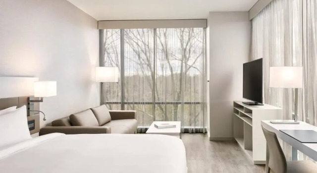 Номер Standard AC Hotel by Marriott Charlotte SouthPark