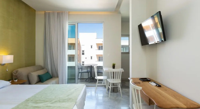 Полулюкс с балконом и с частичным видом на море Meltemi Coast Suites