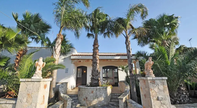 Villa Magnolia 2 - 8 Posti a Pochi Metri dal Mare, Buchen Sie Villa Hotels in Racale mit Parkplatz, Parkplätze