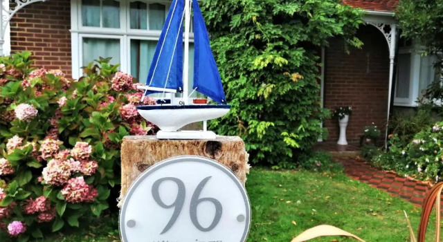 The Witterings Bed and Breakfast, Забронировать Отель «постель и завтрак» Гавань Чичестер Западный Суссекс, рядом с Chichester Train Station