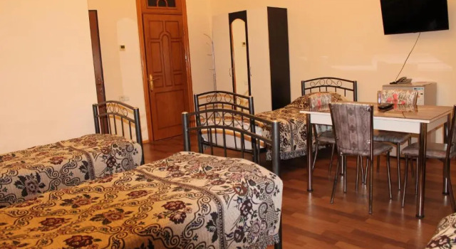 Кровать в общем номере (мужской номер) Badamdar Hotel