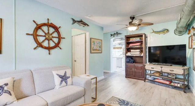 6 Mi to Beach: Riverfront Home in Ruskin!, Buchen Sie Ferienhaus Villen in Ruskin, Villa